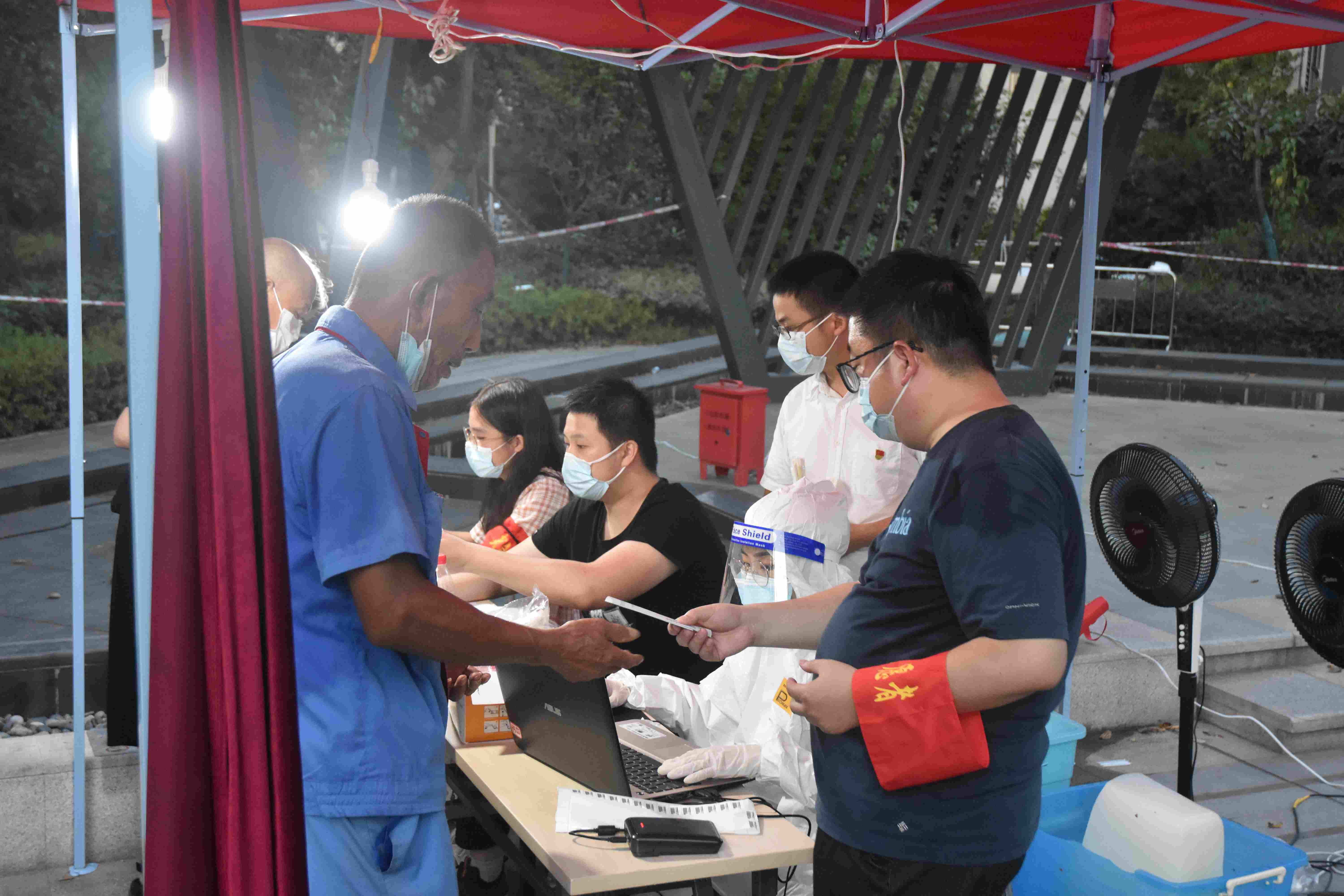 黨員下沉社區支援核酸檢測2.jpg