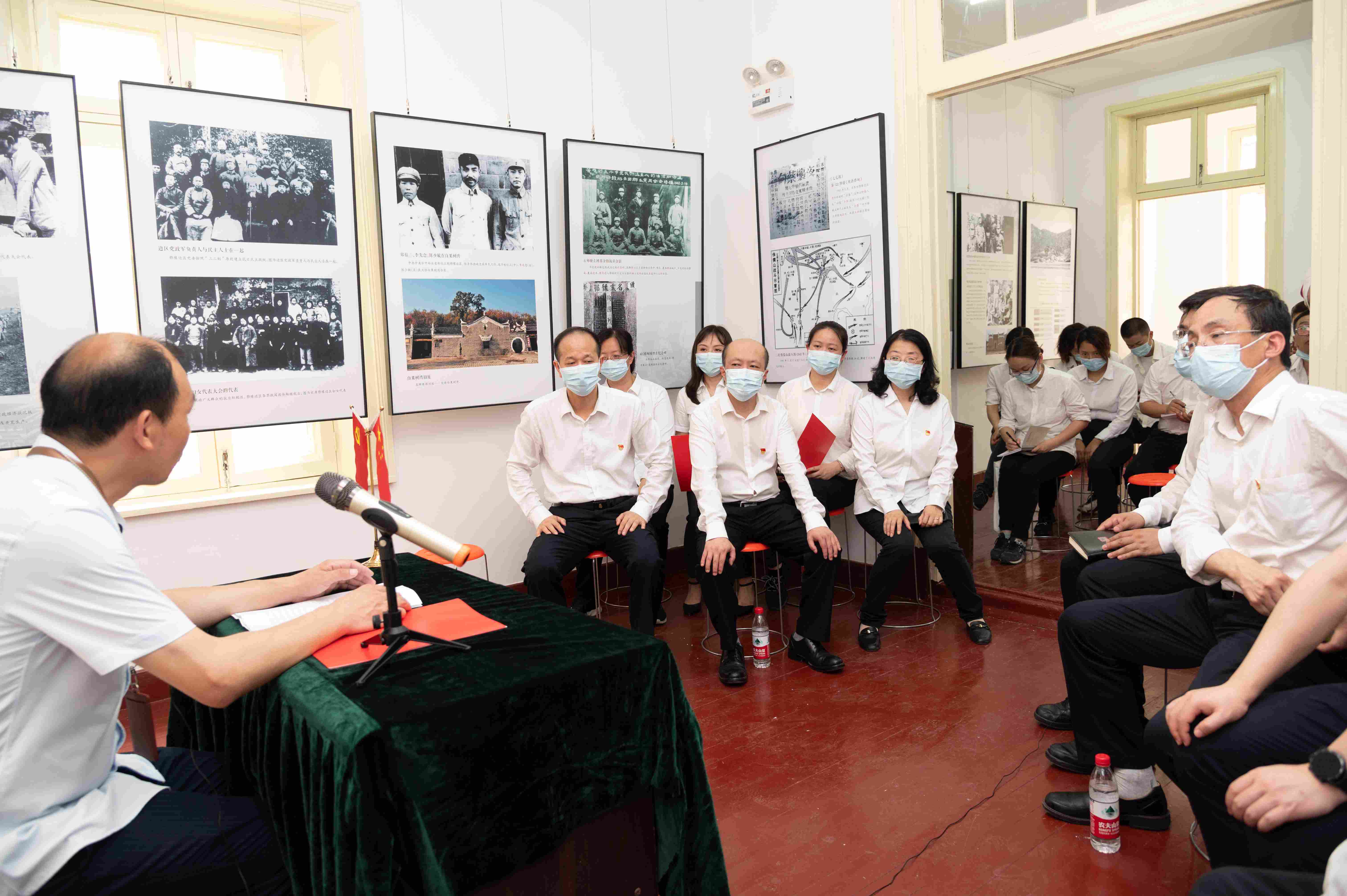 八路軍駐武漢辦事處舊址紀念館副館長(cháng)周強講黨史.jpg