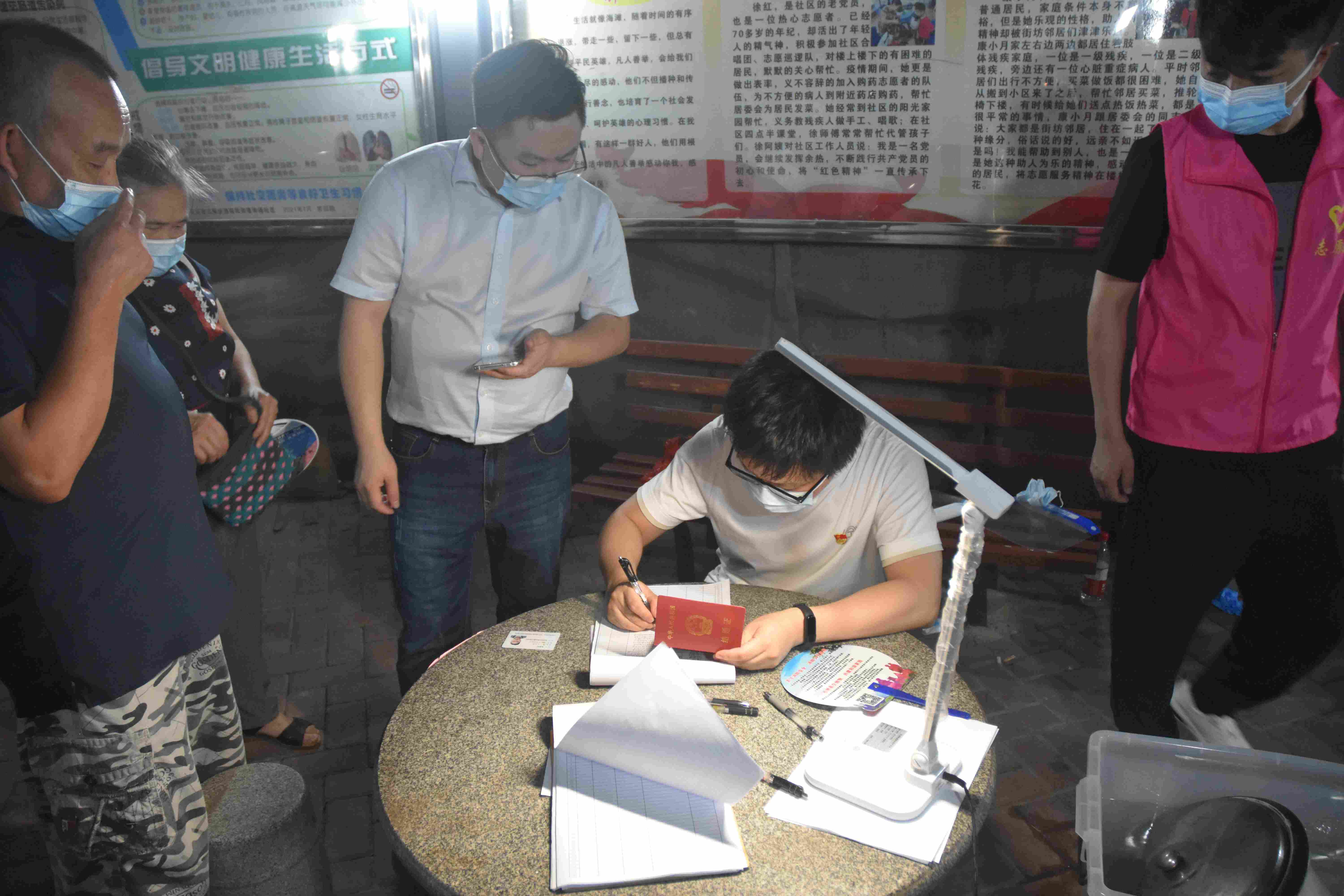 黨員下沉社區支援核酸檢測1.jpg