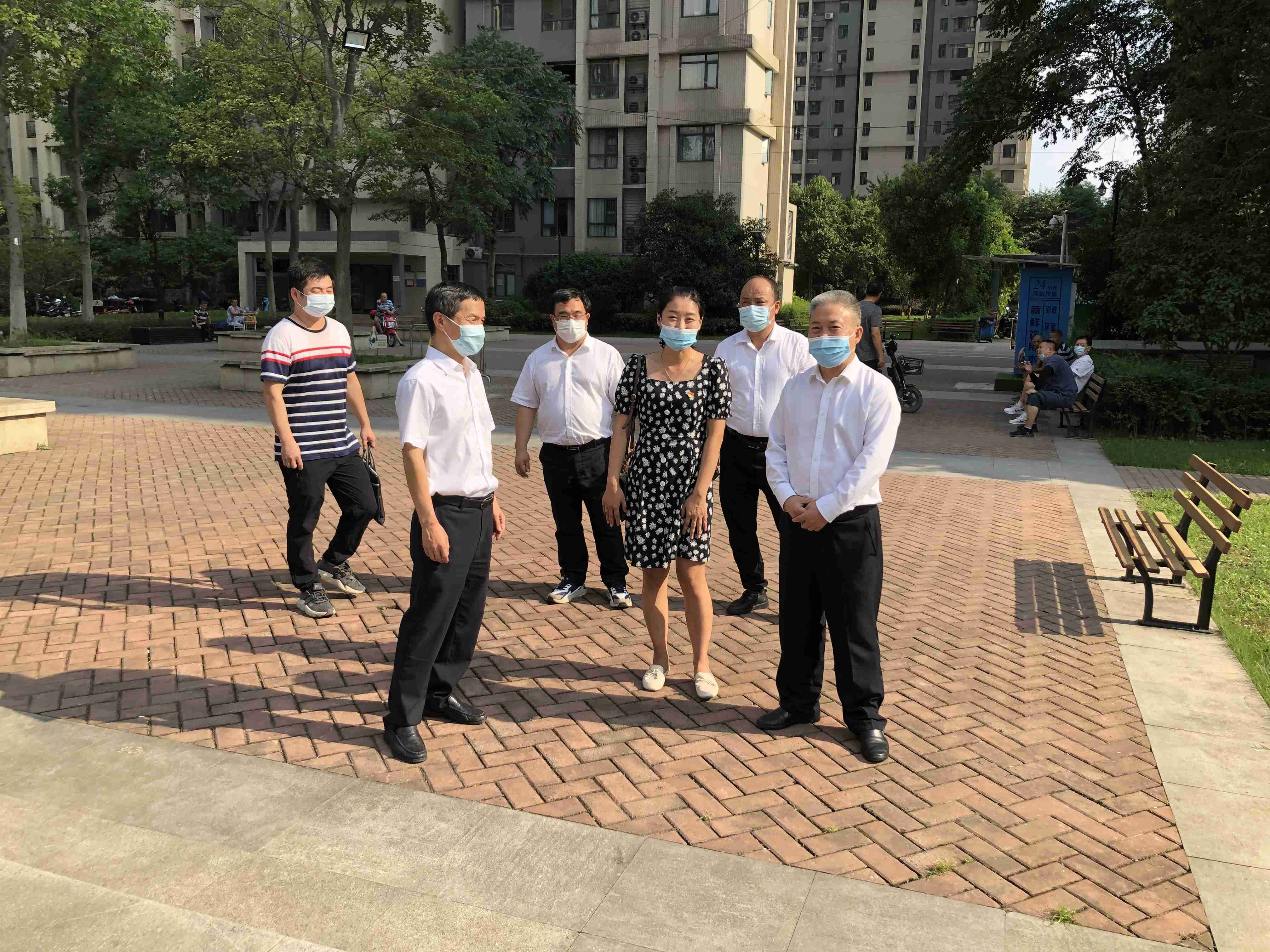 城建集團黨委委員、紀委書(shū)記楊杰在社區檢查修復工作.jpg